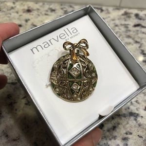 Marvella by Monet vintage Christmas pin / Christmas brooch / holiday accessory